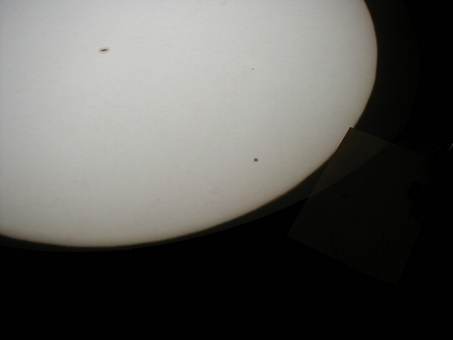 太陽望遠鏡で投影した水星太陽面通過（2003年5月7日）