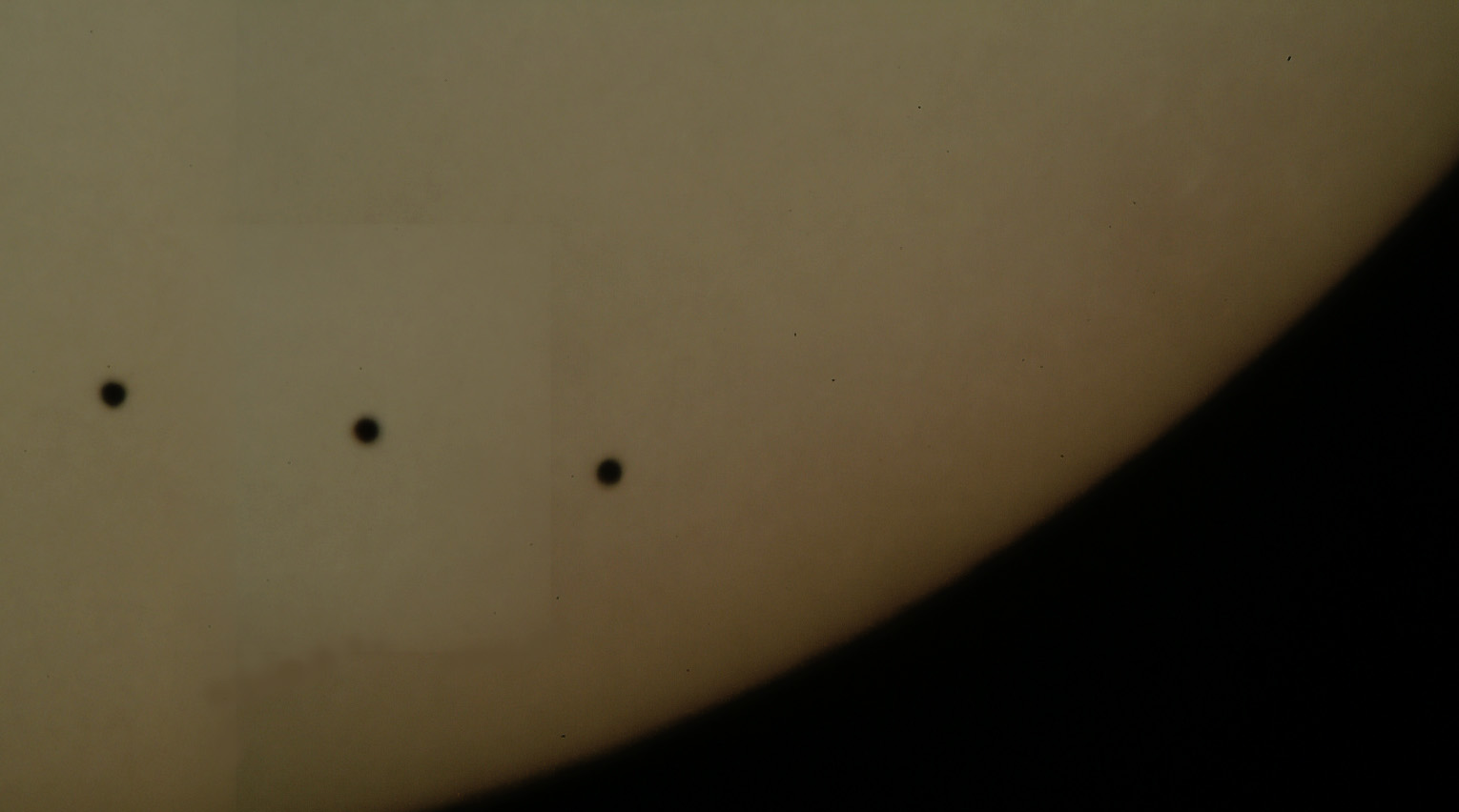 水星の太陽面通過の合成写真（2003年5月7日）