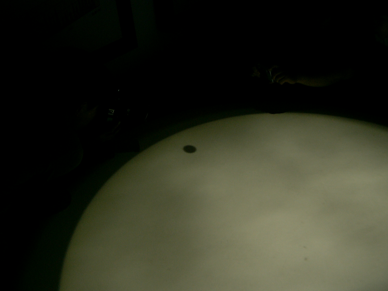 太陽望遠鏡で投影した金星太陽面通過（2004年6月9日）