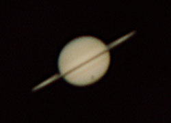 土星に映った衛星タイタンの影（2010年5月1日）
