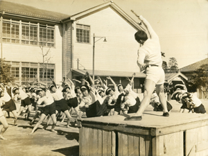 昭和15年、体操の授業の様子、葛飾区内（当館蔵）